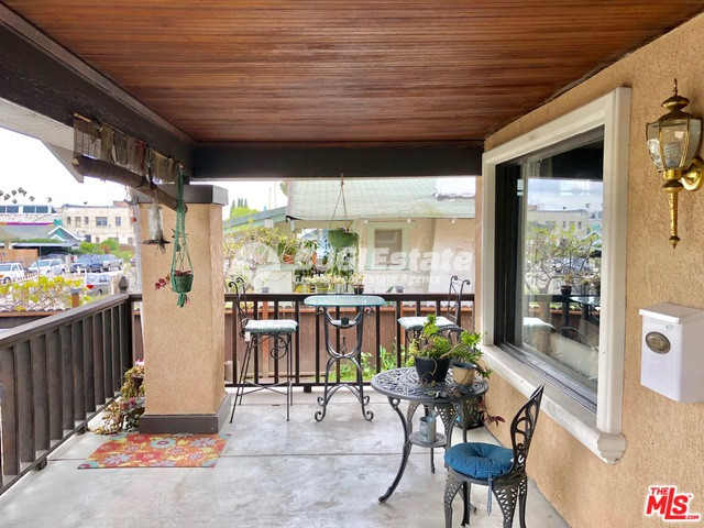 147 N DILLON ST LOS ANGELES, Ca. 90026 LA거리에 위치한 4룸 수익형 주택 Sell 매물번호 10080 사진 2