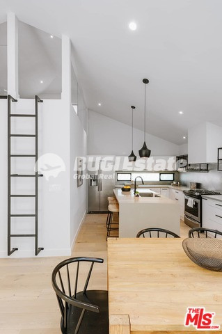 3429 LARISSA DR LOS ANGELES, Ca. 90026 Siver Lake Hills와 시내가 내려다 보이는 테라스가 있는 수익형 주택! Sell 매물번호 10083 사진 2