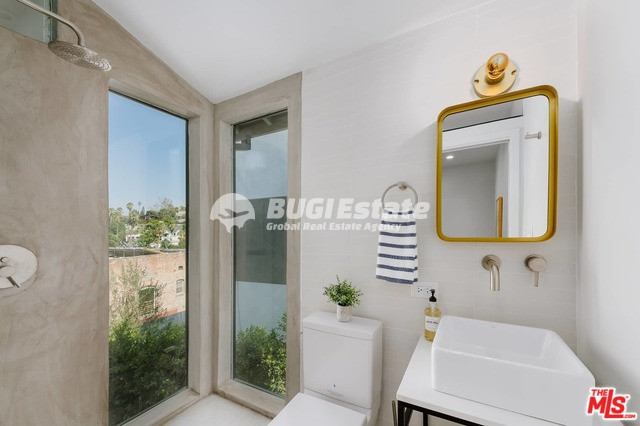3429 LARISSA DR LOS ANGELES, Ca. 90026 Siver Lake Hills와 시내가 내려다 보이는 테라스가 있는 수익형 주택! Sell 매물번호 10083 사진 12