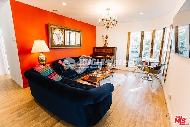 1328 S COCHRAN AVE LOS ANGELES CA 90019 8 units으로 개발 가능성이 있는 수익형 매물 Sell 매물번호 10069 사진 1