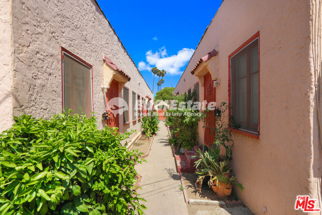 7001 ARLINGTON AVE LOS ANGELES CA 90043 LA City에 위치한 4 Unit 수익형 매물 Sell 매물번호 10070 사진 4
